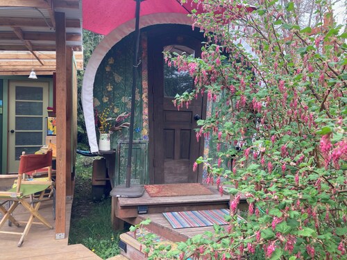 Charming Gypsy Caravan in private yard near university, downtown and river park