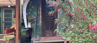 Charming Gypsy Caravan in private yard near university, downtown and river park