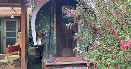 Charming Gypsy Caravan in private yard near university, downtown and river park