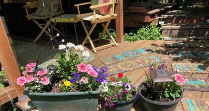 Charming Gypsy Caravan in private yard near university, downtown and river park