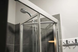 Shower, towels, shampoo