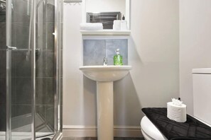 Shower, towels, shampoo - Contractor |Working Professionals  | FREE Parking (Doncaster)