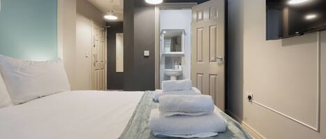 5 bedrooms, iron/ironing board, WiFi, bed sheets