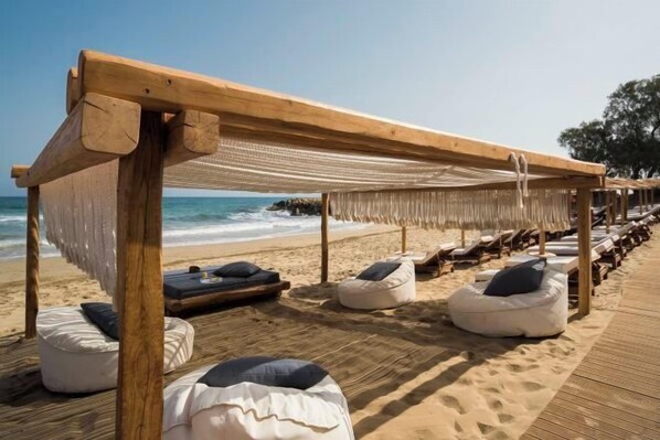 在附近的私人海滩、排球