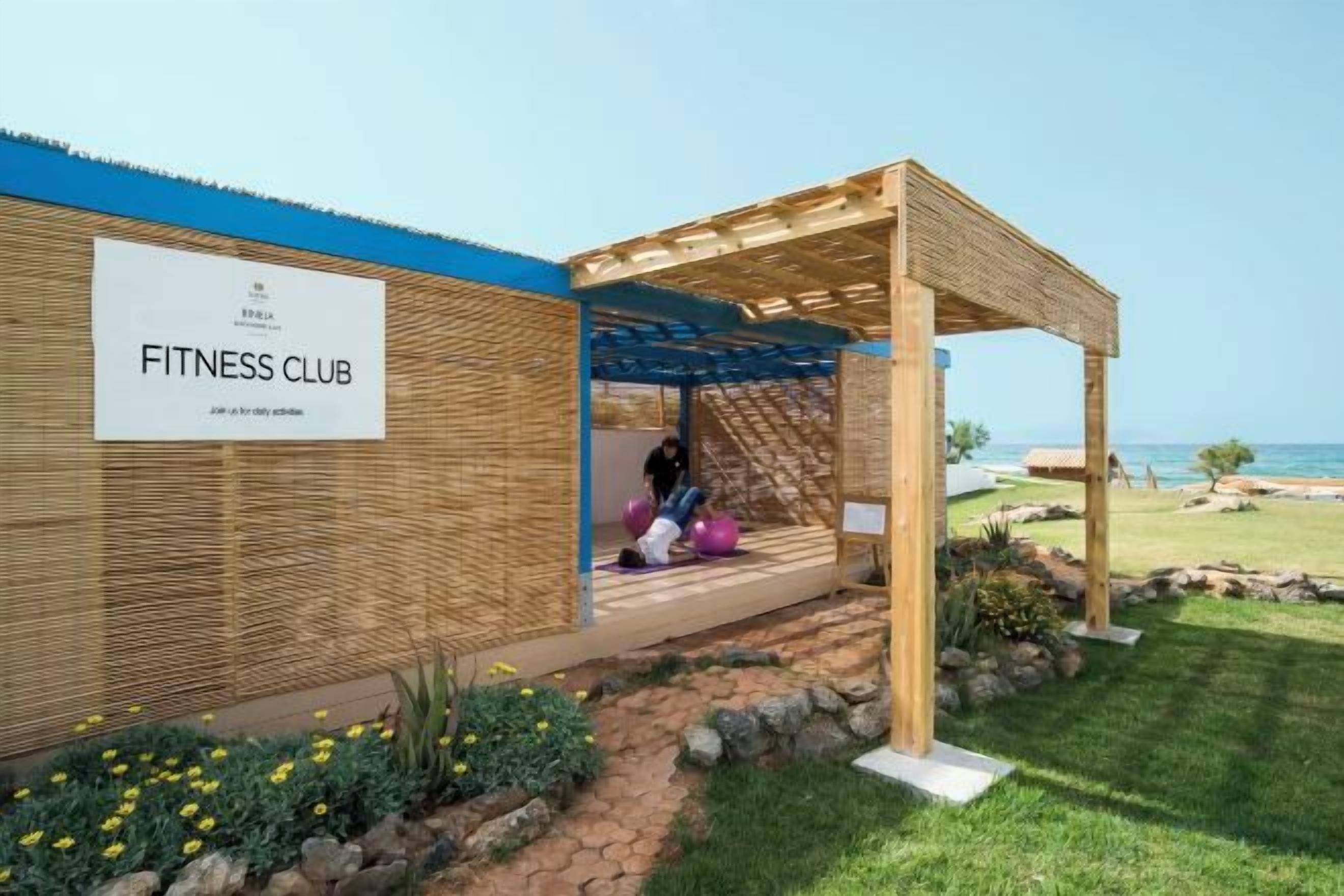 En træbeklædt fitnessklub med et overdækket udendørs område.