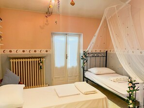 2 chambres, bureau, accès Internet, draps fournis