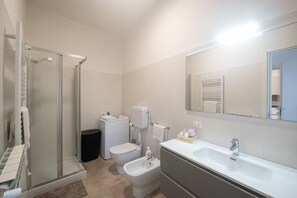 Sèche-cheveux, serviettes fournies