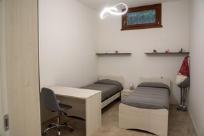 2 bedrooms, desk, bed sheets