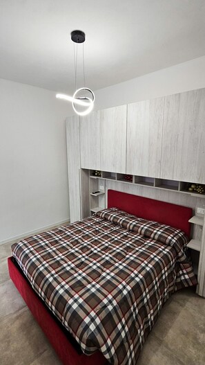 2 bedrooms, desk, WiFi, bed sheets