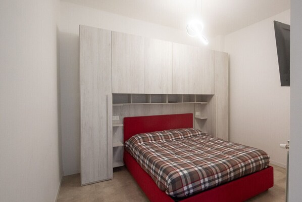 2 bedrooms, desk, WiFi, bed sheets