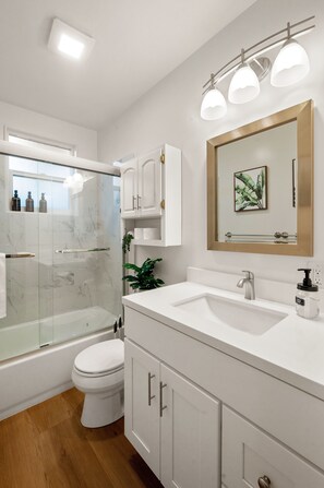 Een haardroger, handdoeken, zeep, shampoo