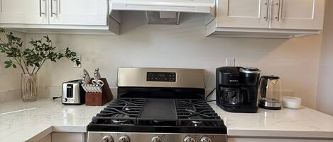 Micro-ondas, fogão, cooktop, lava-louças