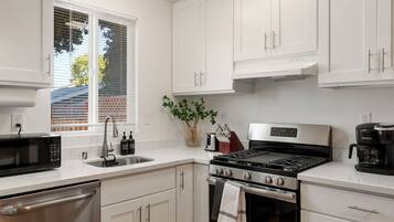 Four à micro-ondes, un four, surface de cuisson, lave-vaisselle