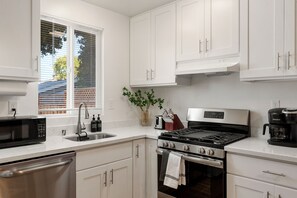 Microondas, horno, placa de cocina y lavavajillas