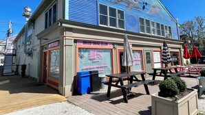 Un edificio con fachada azul y un letrero que indica 'Grilled Cheese Gallery'.