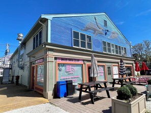 Un edificio con facciata blu e un cartello per la Grilled Cheese Gallery.