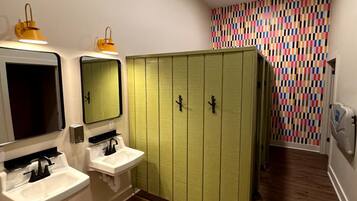 Toalhas de banho, papel higiênico