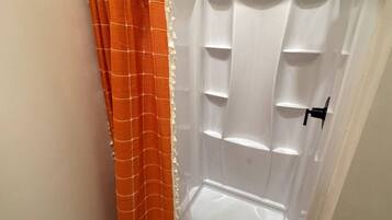 Toalhas de banho, papel higiênico