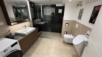 Dusche, Haartrockner, Handtücher, Seife