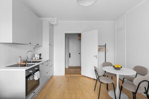 Fridge, microwave, oven, stovetop - Cozy Studio in Historical Kruununhaka (Helsinki)