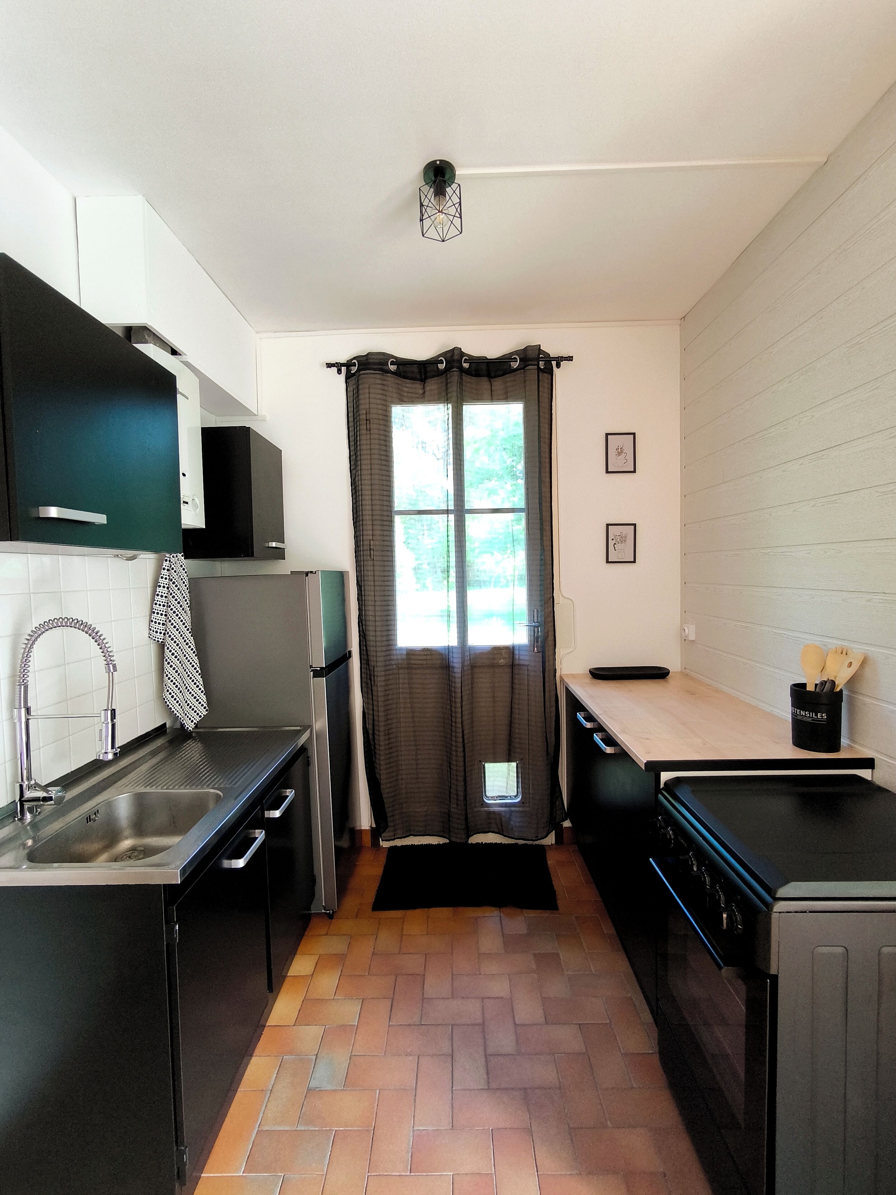 Refrigerador, horno, parrilla de estufa y utensilios de cocina 