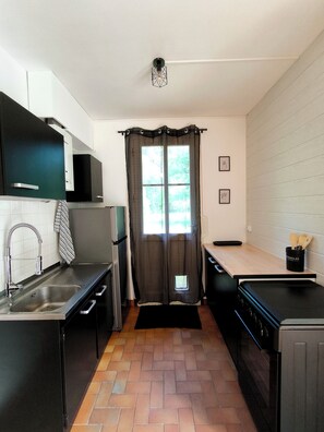 Kjøleskap, ovn, kokeplater og kjøkkenutstyr