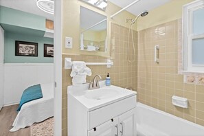 Dusche, Haartrockner, Shampoo