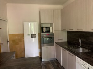 Micro-ondes, four, plaque de cuisson, lave-vaisselle