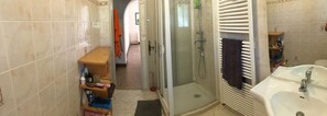 Douche, serviettes fournies, savon, papier toilette