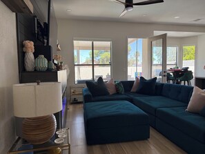 Smart TV, caminetto, studio