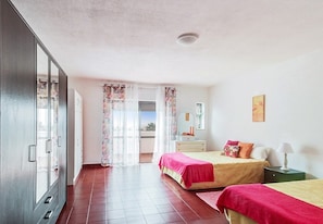 2 chambres, fer et planche à repasser, draps fournis