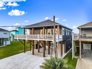 Exterior - Walk to beach~Chef Kitchen~Fun Games~Firepit~Beautiful (Bolivar Peninsula)