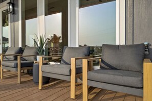 Terrace/patio - Walk to beach~Chef Kitchen~Fun Games~Firepit~Beautiful (Bolivar Peninsula)
