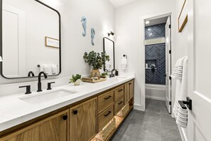 Hair dryer, towels - Walk to beach~Chef Kitchen~Fun Games~Firepit~Beautiful (Bolivar Peninsula)