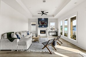 Smart TV, fireplace