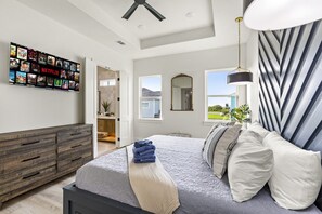 3 bedrooms, desk, iron/ironing board, free WiFi - Walk to beach~Chef Kitchen~Fun Games~Firepit~Beautiful (Bolivar Peninsula)