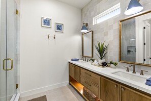 Hair dryer, towels - Walk to beach~Chef Kitchen~Fun Games~Firepit~Beautiful (Bolivar Peninsula)