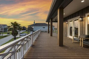Terrace/patio - Walk to beach~Chef Kitchen~Fun Games~Firepit~Beautiful (Bolivar Peninsula)