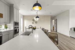 Dining - Walk to beach~Chef Kitchen~Fun Games~Firepit~Beautiful (Bolivar Peninsula)