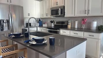 Réfrigérateur, micro-ondes, four, plaque de cuisson