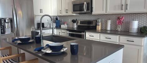 Refrigerador, microondas, horno, placa de cocina