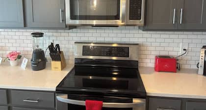 Gated 2BR in Greenville w/Vibes
