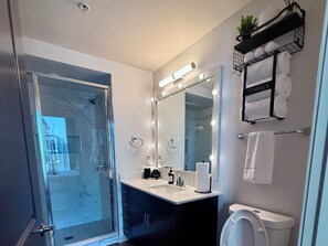 Hair dryer, towels, soap, shampoo - Midtown High-Rise King Bed Free Parking Rooftop Pool City Views! (Atlanta)