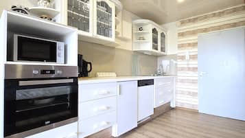 Geladeira, micro-ondas, fogĂŁo, cooktop