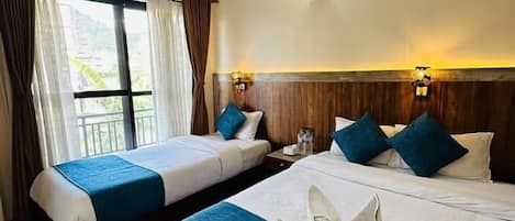 Suite estudio Deluxe, vista a la montaña | Caja de seguridad en la habitación y escritorio