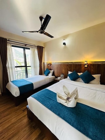 Deluxe Studio Suite, Mountain View | In-room safe, desk, laptop workspace, blackout drapes