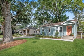 Exterior - Charming 2-bedroom Retreat near LSU (Baton Rouge)