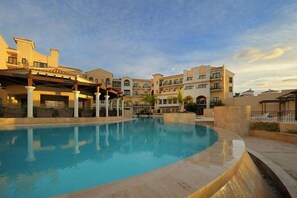 حمام سباحة