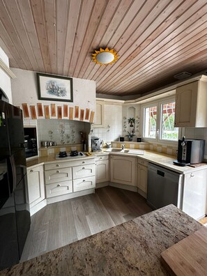 Mikroaaltouuni, uuni, liesi, astianpesukone