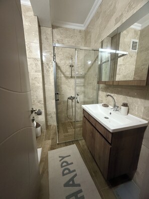 Haartrockner, Handtücher, Seife, Toilettenpapier